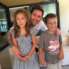 fblifestyle 🚨 𝗝𝗨𝗦𝗧 𝗜𝗡: 𝐋𝐢𝐨𝐧𝐞𝐥 𝐌𝐞𝐬𝐬𝐢 has landed in 𝐔𝐫𝐮𝐠𝐮𝐚𝐲 🇺🇾 with his family to join a private gathering hosted by the Suárez family ❤️