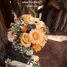 Blumen wie gerbera, rosen, schleierkraut, alstromeria, lilien, schleierkraut, johanniskraut, flammenblume findet man ganzjährlich auf dem markt. Brautstrauss In Apricot Orange Mit Rosen Germini Hypericum Und Schleierkraut Brautstrauss Hochzeit A Brautstrauss Blumenstrauss Hochzeit Brautstrauss Gerbera