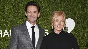 If there has ever been a reason to join twitter, then it has to be the continuing online feud between hollywood stars hugh jackman and ryan reynolds.over the years, the pair have delivered backhanded compliments on each other's movies, played pranks on each other, weaponized the beverage companies that they own to slyly rib each other and quite often just plain insulted each other for. Hugh Jackmans Ehefrau Deborra Lee Furness Spricht Uber Ihre Adoptivkinder