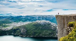 Preikestolen is a steep cliff. Norwegen Ferien Atemberaubende Natur In Kleinen Gruppen