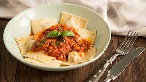 Diese Selbstgemachten Ravioli Mit Hackfleischfullung Und Bolognese Sosse Sind Nicht Nur Mega Lecker Sondern Auch In 2020 Ravioli Fullung Rezept Ravioli Bolognese Sosse