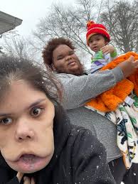 Oh me trying hid my dirty spot haha 😂 but anyway this look is bomb  PURRR‼️Using @cristalcosmetics white Christmas palette ❄️🎄. Remember to  use code GORDA66 ‼️