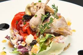Esta es nuestra propuesta casera para compartir uno de los mejores sabores de la cocina de caza. Ensalada De Perdiz Escabechada Con Asadillo De Verduras Y Frutos Secos Diario De Gastronomia Cocina Vino Gastronomia Y Recetas Gourmet