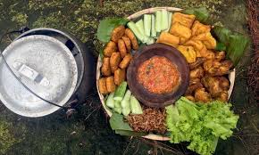 Pernah membuat liwetan khas sunda di rumah? Nasi Liwet Kuliner Khas Sunda Dalam Industri Pariwisata