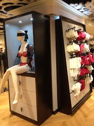 La prestigieuse chaîne de magasins galeries lafayette se diversifie dans la vente en ligne en achetant bazarchic. Galeries Lafayette Lingerie Focus Shopper
