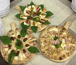 Pizze Gourmet Lardo E Fichi Mortadella Con Pesto Di Pistacchio Cetarese Picture Of 7 Farine Castellammare Di Stabia Tripadvisor