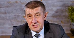 Jen do nich, do novinářů. Babiš si to může dovolit