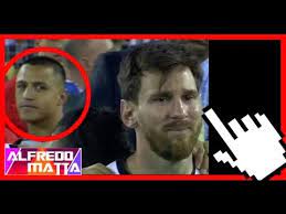 Se marcha llorando mientras se seca las lágrimas con billetes de 500 euros. Alexis Sanchez Se Burla De Messi Y Muestra Su Pie Youtube