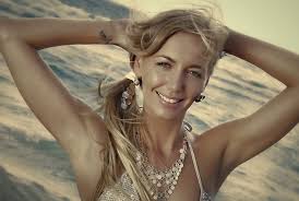 Quiero introducir en mi centro el bronceado con compresor de caña de azúcar. Prolonga El Bronceado Del Verano Bronceado Con Cana De Azucar Vanitas Espai