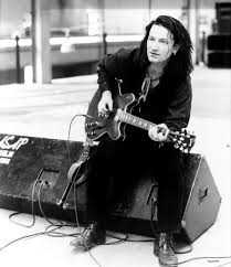 Paul david hewson, better known by his stage name bono, is an irish singer, and songwriter. Rattle And Hum Bono Mit Fototapeten Einrichten Photowall