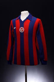 One for the sneakerheads 👟, inspired by the 1990s ultramarine air max 180 and classic shirts of the past! Crystal Palace Football Shirt 1975 1976 Home Crystal Palace Football Classic Football Shirts Old Football Shirts