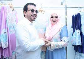 A perfect place to go on a shopping spree, here you will find a variety of products. Album Baharu Siti Dijual Di Butik Stesen Petronas