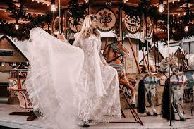 Sie werden sich große gedanken machen. Bridal Trend 2019 Galaxy Dresses Fur Unvergessliche Sternstunden Iamyours Brautkleider Abendkleider Alles Fur Den Schonsten Tag Im Leben Abendkleid Braut Kleider