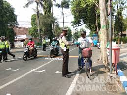 Informasi yang anda cari adalah pabrik masker mojoagung jombang. Tangkal Covid 19 Satlantas Polres Jombang Bagi Masker Kabar Jombang