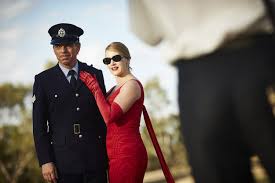 A disgraced, exiled woman returns from the sophistication of paris to her provincial australian hometown to set a few things straight. The Dressmaker Die Schneiderin Blu Ray Review Rezension Kritik