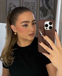 Girlies look at my client😍 She's like something from a Pinterest board!  The nails, phone case, eyeliner and lipstick, just perfection 🤎 If you  want nails that just fit the vibe, send