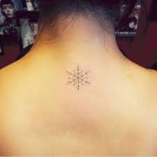 15 Idees Geniales De Tatouages Sur Le Theme De L Hiver 13 Tatouage Flocon De Neige Tatouage Tatouage Cou