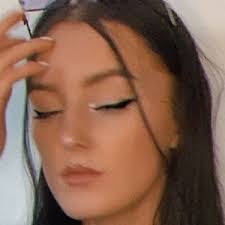 Heidi Cass's Instagram, Twitter & Facebook