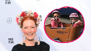 Die rothaarige moderatorin enie van de meiklokjes wurde durch den musiksender viva in den 90er jahren bekannt. Total Selten Enie Van De Meiklokjes Zeigt Ihren Ehemann Promiflash De