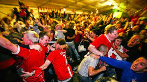 Manchester united fans quickly forgave cristiano ronaldo and now worship him. B R Football On Twitter Manchester United Fans Right Now