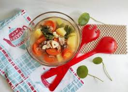 Sebelum membuat sop daging sapi, kamu harus menyiapkan daging sapi yang empuk agar menambah kelezatan dari masakan tersebut. 3 Resep Sop Daging Empuk Kuahnya Segar Dimasak Dengan Rempah