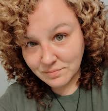 How to manage households with more than 3 Sims in The Sims 4?