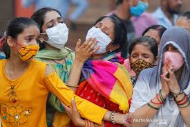 ~barang perhiasan perlu dikeluarkan dari ruang tamu ~ahli keluarga perlu mengelilingi mayat sebanyak 3 kali lawan jam ~ sedikit makanan berupa beras disuapkan. Kebanjiran Korban Meninggal Covid 19 India Mulai Kremasi Massal Antara News