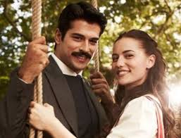 Ünlü oyuncular fahriye evcen ile burak özçivit dünya evine girdi. Burak Ozcivit Ve Fahriye Evcen Den Yilin Ask Bombasi