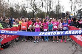🚨 Kraków ogłasza: mężczyznom wstęp wzbroniony 🚨 Wyobraźcie sobie bieg, w  którym mogą startować tylko faceci, a kobiety kibicują zza taśmy.  Oburzenie? Skandal? Ale kiedy to samo robi się w wersji dla