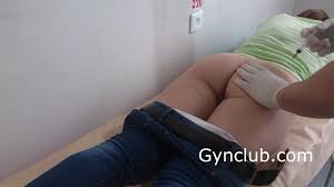 Девушкам у доктора делают уколы в попу [У гинеколога]