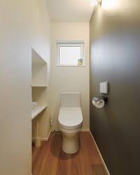 koselig my home on instagram トイレはtoto タンクあり標準仕様の手洗い無しです トイレ を出たらすぐ洗面所なので 掃除のしやすさを重視しました 一面だけ濃いグレーのアクセントクロスを採用 ペーパーホルダーは施主支給しました 階段下トイレです ペーパー