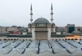 Taksim camii'nde şerefelerin tamamlanması ve iskelelerin kaldırılmasıyla cami ve minare tamamen ortaya çıktı. Taksim Camii Nin Icinden Ilk Goruntuler Sonhaberler