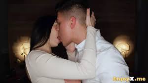 이 야생 비디오에서 자프렌드의 아들 Carrera의 복종하는 남자 막대에 그녀의 쪼이는 장미 빛 퍼커를 포기하는 후장 겸둥이  Sapphire Astrea