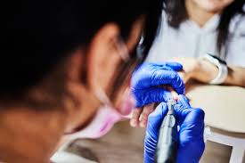 Finn de beste gratis arkivbildene om salon beauty. Nail Master Remove Nail Polish In Beauty Salon With Special Electric Machine Creative Commons Bilder