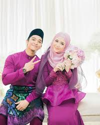 See more of baju tradisional melayu on facebook. 13 Inspirasi Gaun Pengantin Melayu Untukmu Yang Berhijab Sederhana Sopan Dan Tetap Menawan