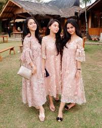 Model baju tunangan lamaran couple dan modern terbaru paling serasi. 10 Inspirasi Model Baju Bukan Kebaya Dari Kain Tule Buat Kondangan Atau Acara Tunangan Kece