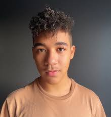 Elisa Boyce's Instagram, Twitter & Facebook