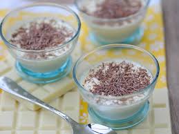 Decouvrez La Recette Blanc Manger Au Chocolat Blanc Et Feve Tonka Sur Cuisineactuelle Fr Chocolat Blanc Chocolat Feve Tonka