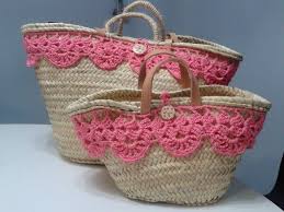 Esta temporada, todas las celebrities tienen uno pequeño con asas cortas pero, grande o pequeño, tiene otras muchas utilidades. By Clara Crochet Capazos De Palma Natural Decorados A Ganchillo Decorar Capazos Capazos Bolsos De Ganchillo