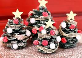 Pommes De Pin 50 Idees De Bricolage Enfants Et Adultes Pomme De Pin Noel Deco Noel Bricolage Noel