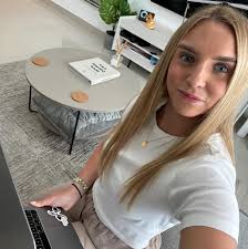 Sunday dump of back in the desert, back to work and back to gym (despite  lack of gym photos lol). ⭐️ Finally bit the bullet of driving in Dubai. Not  fun. ⭐️