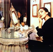 American opera singer whose powers of vocal interpretation sparked a revival of classical coloratura roles and gave rise to unforgettable recordings considered among the most significant contributions to opera performance in the 20th century. Operndiva Maria Callas Inbegriff Der Dramatischen Sangerin Welt
