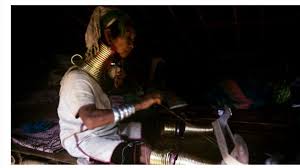 5 years after, giraffe woman finally took back power from 15 brass rings around her neck when someone asks you if you want to try out some sort of body modif. Giraffe Woman Subsequently Takes To The Air Her Neck Rings
