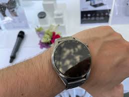 The smartwatch is built with a glass front, ceramic back, and titanium frame. Wsycbaprdl9hhm