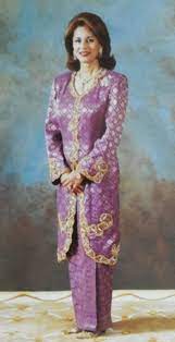 Born on 12 september 1951, she is originally of persian and pakistani descent/origin. Warisan Raja Permaisuri Melayu Yam Cik Puan Besar Pahang Cik Puan Besar Hajah Kalsom