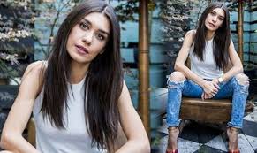 Babası tuncay kıratlı, annesi gül burcu kıratlı, oyunculuk kariyerine ilk olarak trt 1 ekranlarında yayınlanan elde var hayat dizisiyle. Burcu Kiratli Kimdir Guncel Burcu Kiratli Haberleri