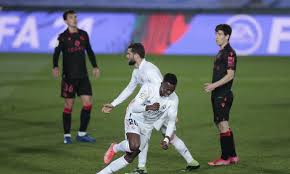 © suara.com bek sekaligus kapten real madrid sergio ramos (kanan) berebut bola udara dengan gelandang real sociedad mikel merino dalam lanjutan liga spanyol di stadion reale arena, san sebastian, spanyol, minggu (20/9/2020) waktu setempat. Jc Yuiw7j249qm