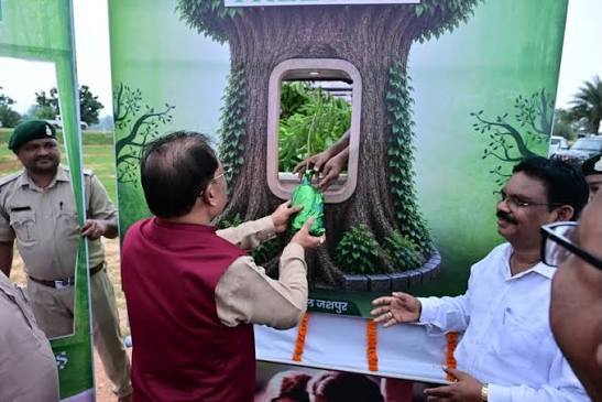 मुख्यमंत्री श्री विष्णु देव साय ने आज जशपुर के बगिया में 'ट्री एटीएम' को हरी झंडी दिखाकर रवाना किया। उन्होंने स्वयं ट्री एटीएम से आंवले का ...