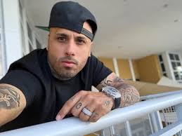 Tatuajes de corazones en el dedo 2020. Nicky Jam Se Quito Los Tatuajes Para Serie Sobre Su Vida Gente Cultura Eltiempo Com