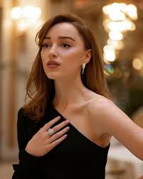 Phoebe Dynevor Daphne